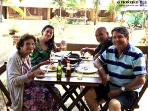 Jaci Gama na primeira visita ao neto Fabio Gama na Pousada Urussuquara, tendo como companheiros de mesa, Rita e Carlos Luiz de Azevedo