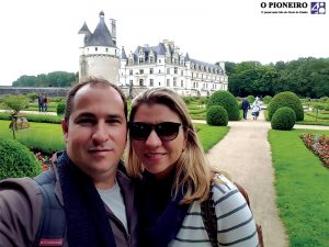 O médico cirurgião vascular, Gustavo Coffler, ao lado da esposa Gabriela, em viagem internacional
