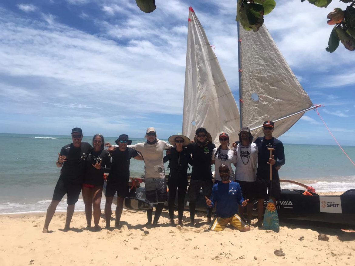 Segue com tudo a 4ª edição da Expedição Anamauê que saiu na tarde da última quinta-feira, dia 24, da sede da Canoa Polinésia Pataxó, em Arraial D´Ajuda, no sul da Bahia, com destino a Niterói (RJ), na praia de Jurujuba, na base do Centro de Estudos do Mar - CEM.