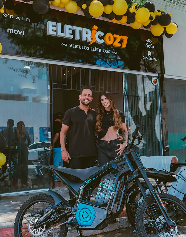 • André Vieira e Joyce Fantoni felizes com a inauguração recente da loja Electric027 que fica no centro de Linhares