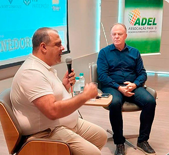 •• Empresário Luiz Mario Freitas Neto, presidente da Adel com o governador Renato Casagrande